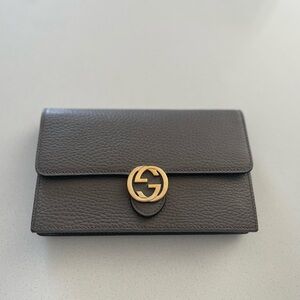 GRAY GUCCI CHAIN ON WALLET GOLD HARDWARE
